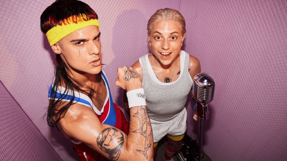 Así es #TETAS, el nuevo lanzamiento de CA7RIEL & Paco Amoroso con un video junto a Martín Bossi