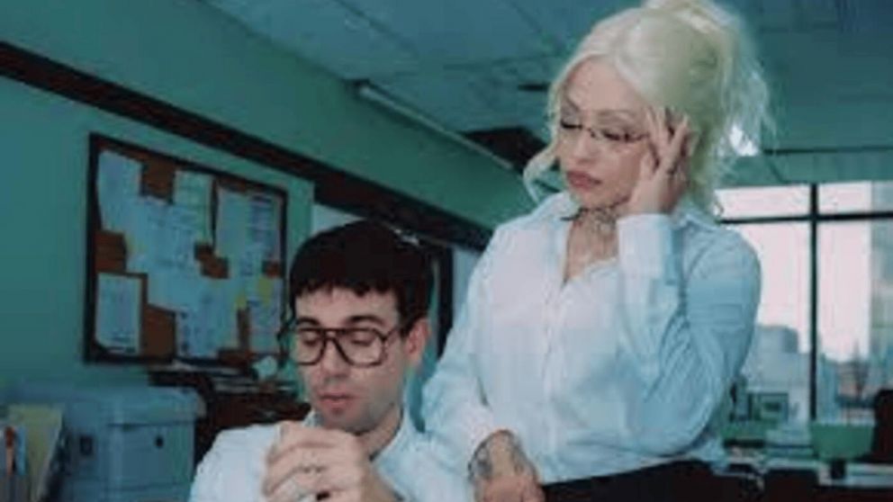 Mon Laferte presenta "Esto es amor" junto a Conociendo Rusia: "La escribí cuando estuve ovulando"