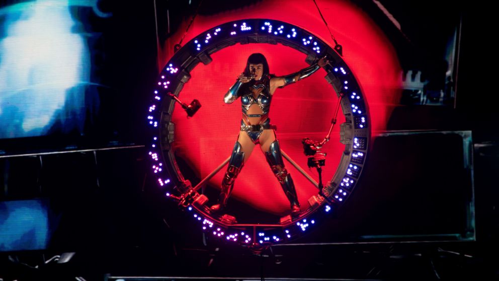 Katy Perry hizo delirar al público en su segunda noche en el Movistar Arena y sorprendió hablando en español