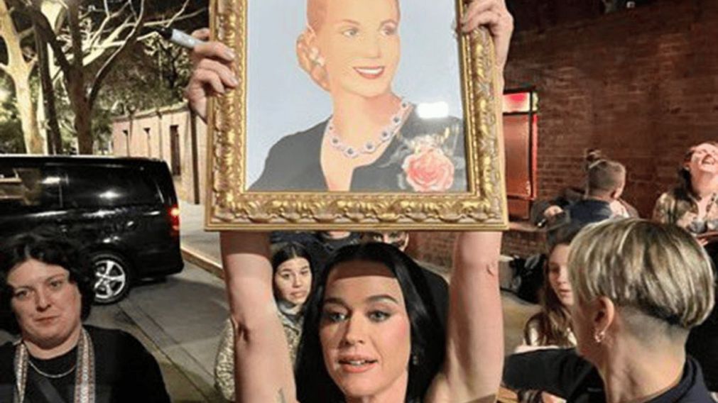 Katy Perry llegó a Argentina y sorprendió levantando un cuadro de Eva Perón