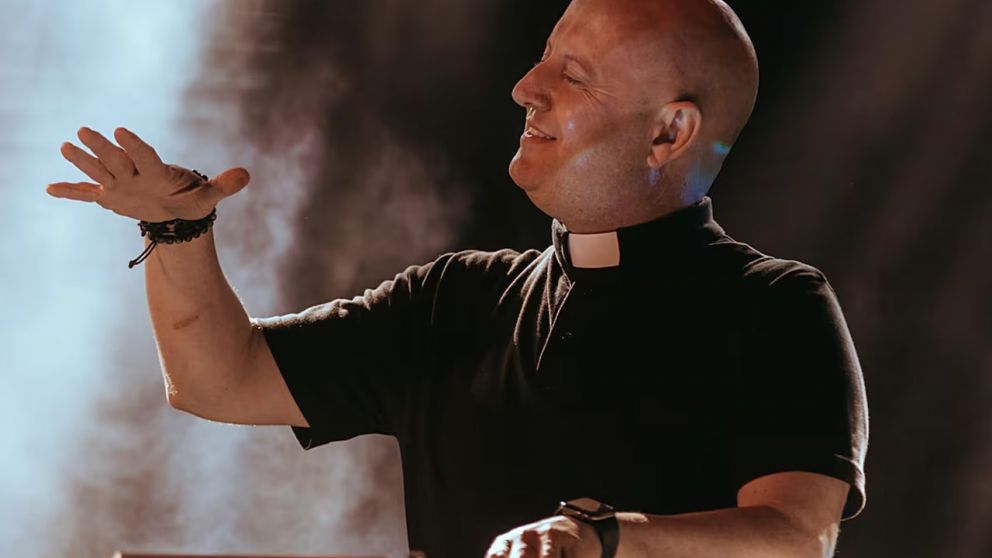 El padre Guilherme, el cura DJ que hizo bailar a 150.000 personas en el Medusa Festival
