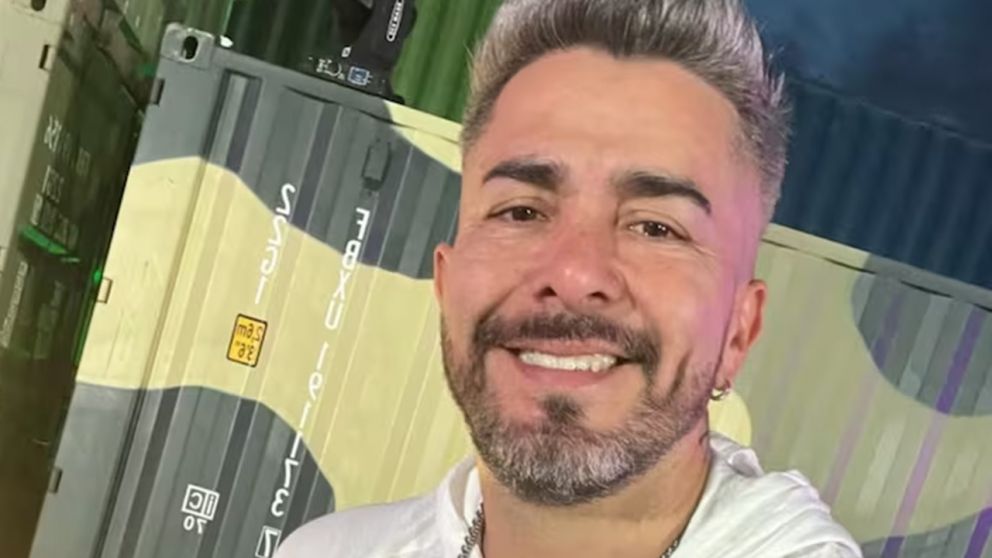 Impactante accidente en pleno show: David Ortiz, cantante de Dale Q´ Va, se cayó del escenario y fue internado