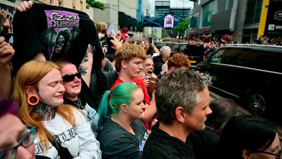 Ozzy Osbourne fue despedido por una multitud en su ciudad natal: el emotivo funeral en Birmingham