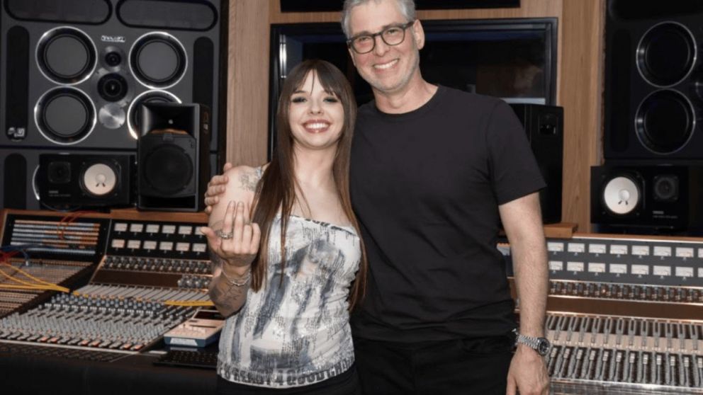 Saramalacara firm� con Interscope Capitol y lanz� Aura Talk, su nuevo single junto a Zell