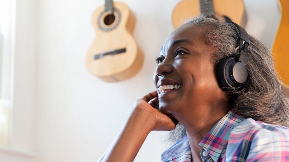 Una mujer escucha música con audífonos-Model Released (MR)