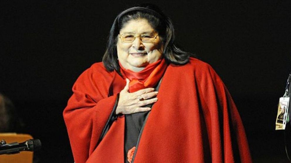 Un cumpleaños con arte y compromiso: Soledad y Cazzu homenajean a Mercedes Sosa en el Teatro Colón
