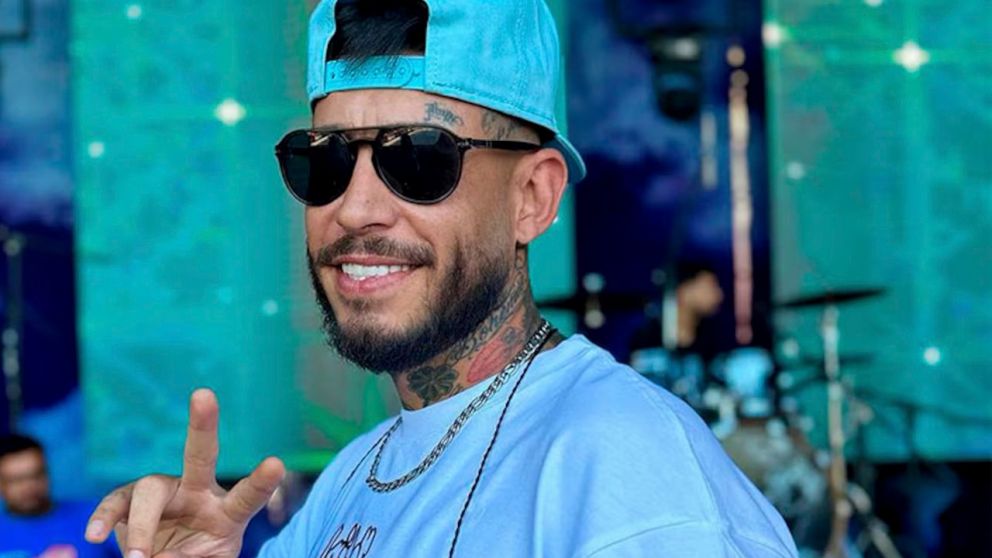 Ulises Bueno sorprendió a los pasajeros de un vuelo cantando "Intento"