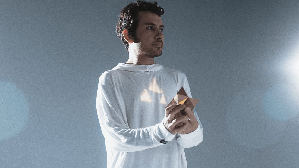 Kevin Di Serna: el DJ que comunica su experiencia de vida y la meditación a través de sets de música electrónica