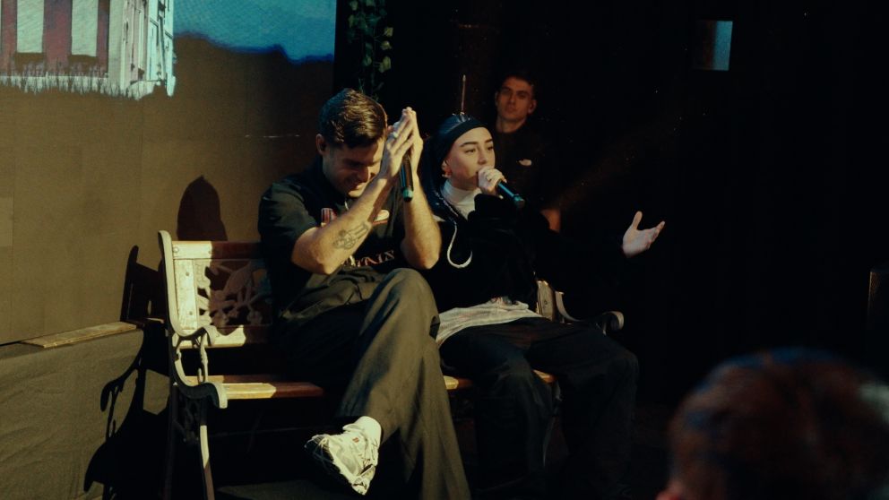 Delaossa presentó "La Madrugá" en un showcase íntimo y sorprendió con la participación de Nicki Nicole