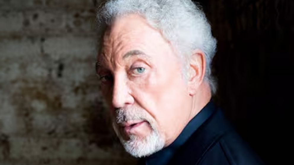 Tom Jones fue N°1 en Reino Unido con "Reload" y marcó un récord de edad