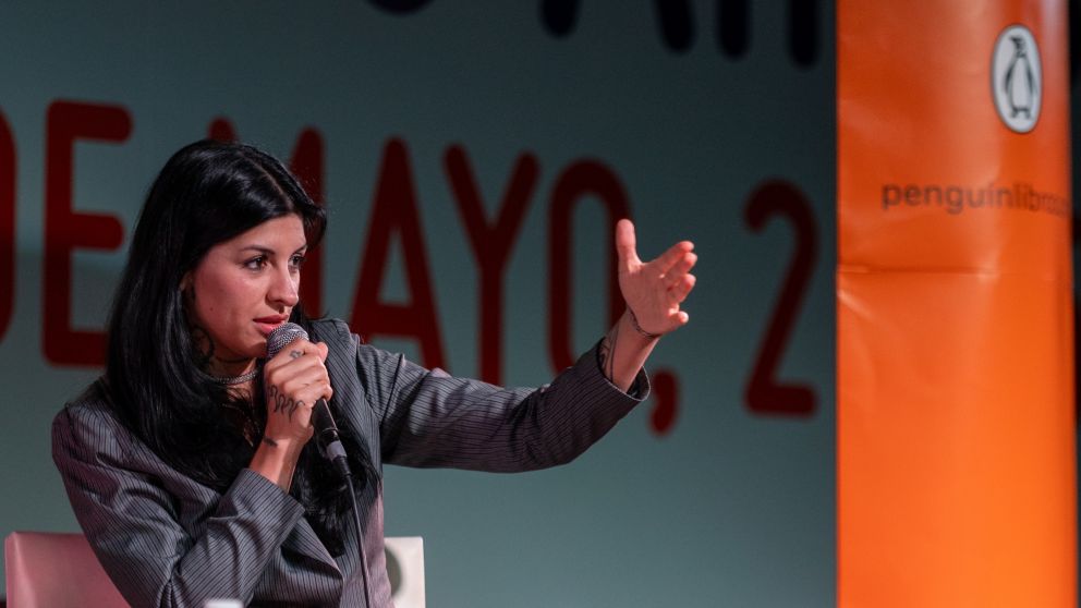 Cazzu presentó su primer libro "Perreo, una revolución" a sala llena y es #1 en ventas