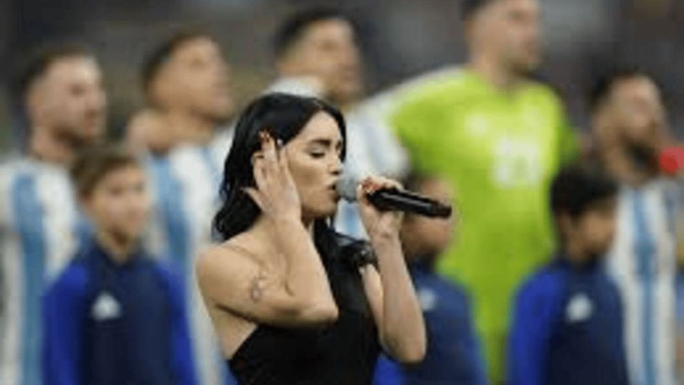 "Me había ido de joda fuerte la noche anterior": Lali Espósito recordó entre risas y emoción el día que cantó el Himno argentino en la final del Mundial