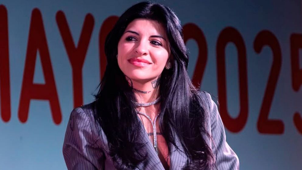 Cazzu presentó "Perreo, una revolución" en la Feria del Libro y abrió su corazón: "Me volví a sentir una impostora"