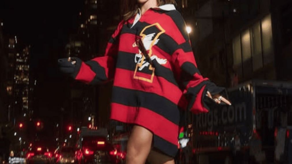 Emilia Mernes rompió las reglas de la moda en Nueva York: buzo oversized, stilettos con medias y un gorro excéntrico