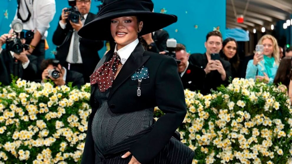 Rihanna deslumbra en la Met Gala y confirma su tercer embarazo con una aparición icónica