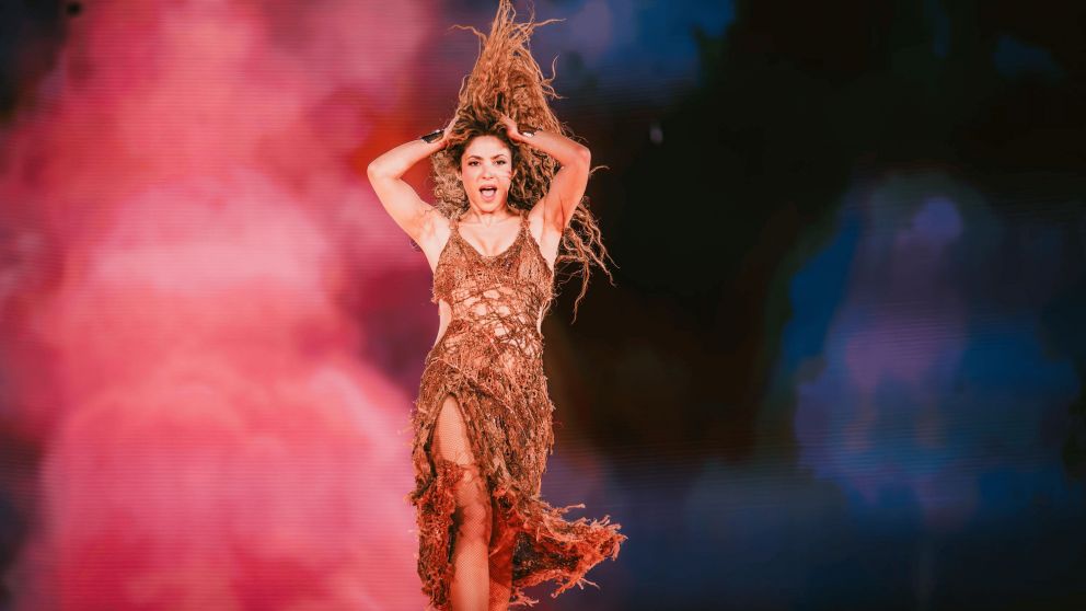 Un tropez�n no es ca�da: Shakira perdi� el equilibrio en pleno show en Chile pero su agilidad evit� el accidente y el video se volvi� viral