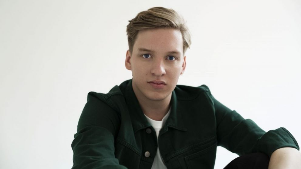 George Ezra alcanzó el #1 en 2018 con "Staying at Tamaras", el álbum más vendido del año en Reino Unido