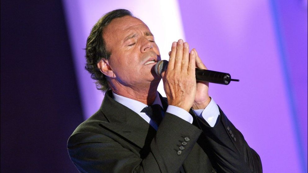 Preocupa la salud de Julio Iglesias: enfrenta problemas de movilidad por una afección en la columna