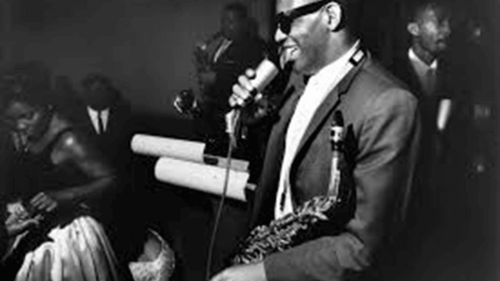 En 1955, Ray Charles cambió la historia con “I Got a Woman”, pionera del género soul