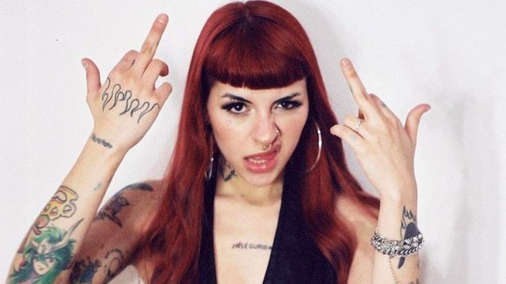 Cazzu destrozó a Christian Nodal y Ángela Aguilar en pleno show: "Yo no peleo por cuero, mami, quédate con él"