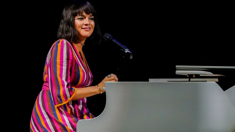 Norah Jones alcanzó el Nº1 en Reino Unido y EE.UU. con su primer álbum