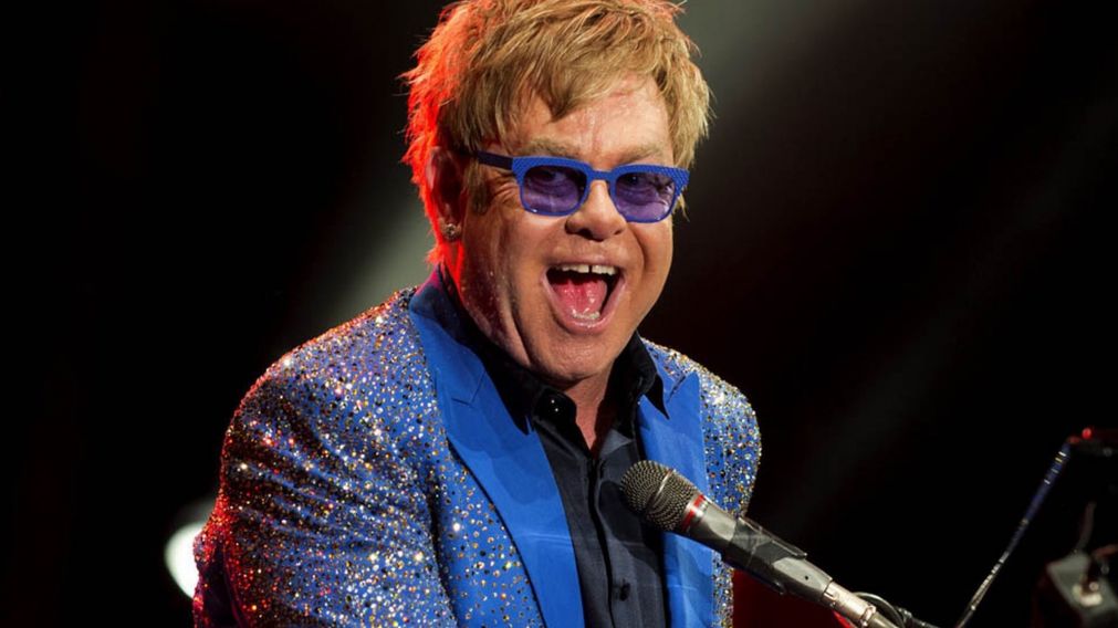 Elton John enfrenta graves problemas de salud: no puede firmar autógrafos