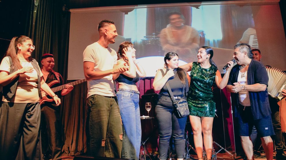 Ángela Leiva celebrando un hermoso momento de su carrera junto a Mario Luis, Rodrigo Tapari, Javier Calamaro y más