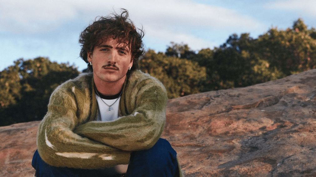 Mientras se prepara para Lollapalooza 2025, Benson Boone presentó su nuevo single "Sorry I'm Here For Someone Else"