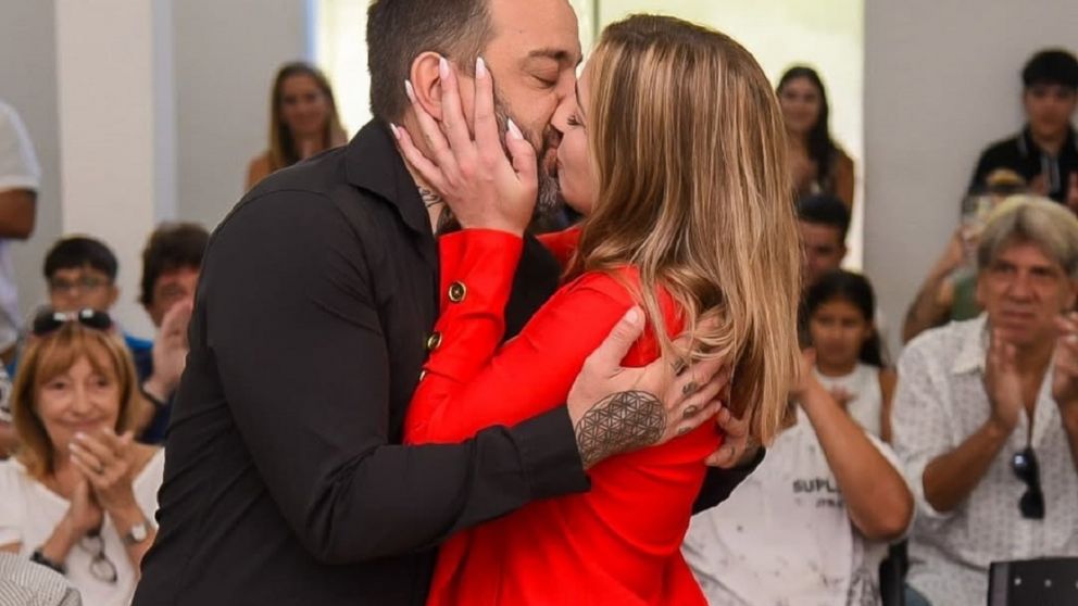 Se casó Piti Fernández: así fue el emocionante civil del líder de Las Pastillas del Abuelo.