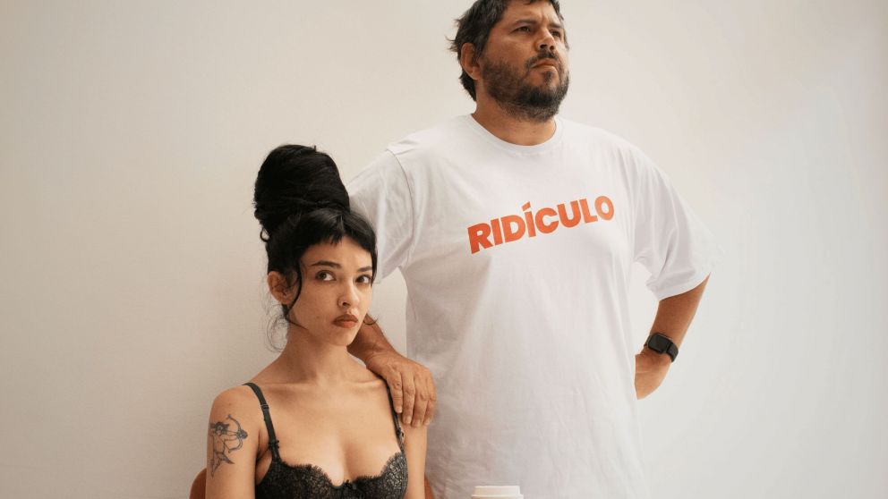 Juana Rozas y Santiago Motorizado sorprenden con "Ridículo": la primera colaboración de su nuevo disco