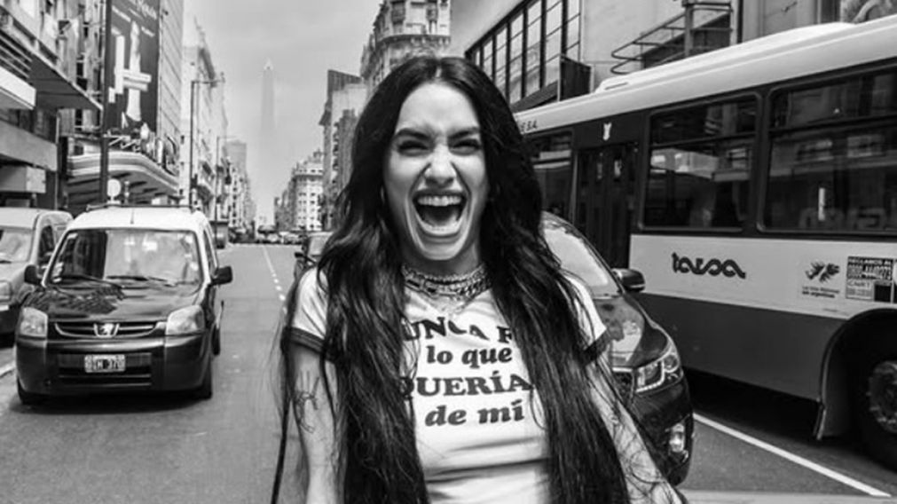 Mejor que dos son tres: Lali Espósito confirma su tercer Vélez y la reprogramación de sus shows con unos desopilantes videos