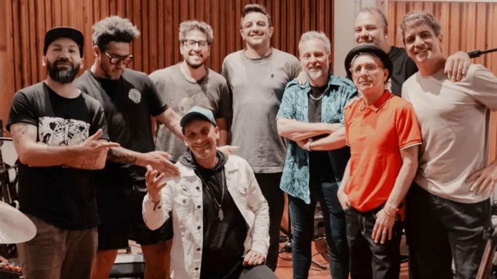 Los Tipitos y NTVG reinventan un clásico con una versión folkie de 'Campanas en la Noche'