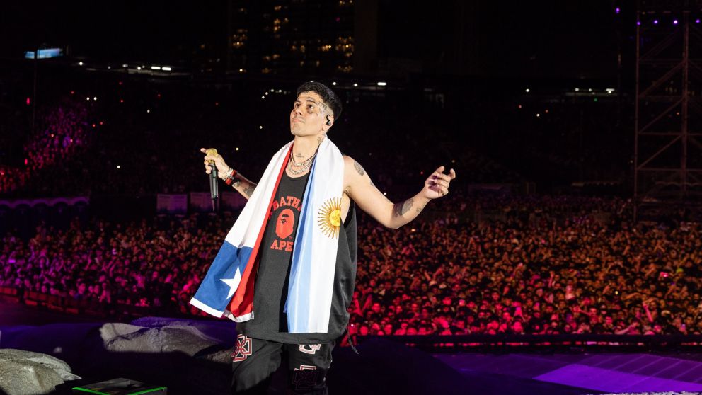 Duki deslumbró ante 45 mil personas en Chile y anunció su gira mundial