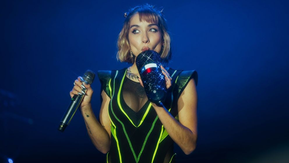 Maria Becerra le cumplió una promesa a su mini fan durante su show en Chile