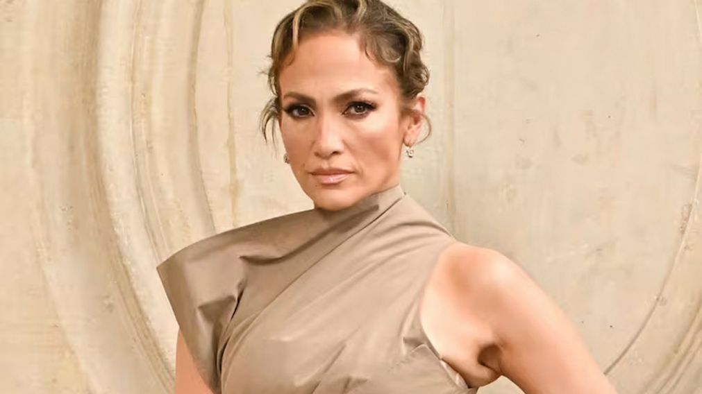 Jennifer López alcanza el #1 en el Reino Unido con "Love Dont Cost a Thing" en 2001