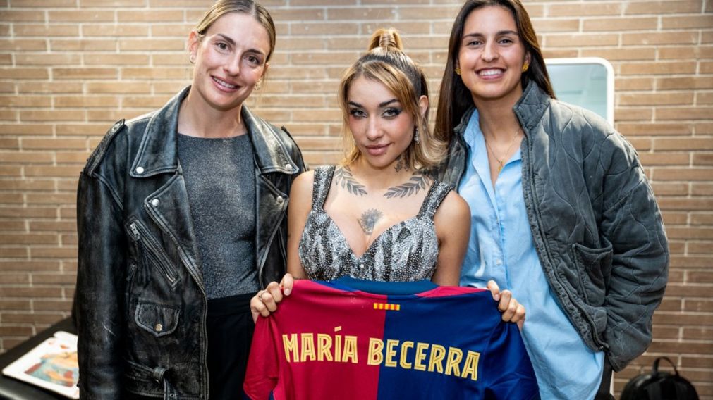 Maria Becerra brilló en Barcelona: show emotivo y un regalo del Barça Femenino