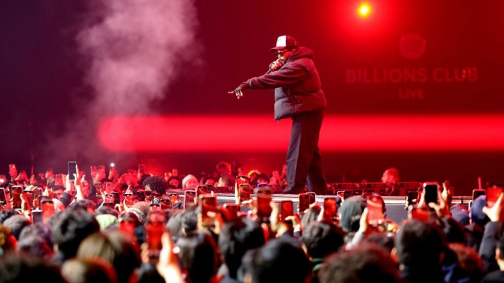 The Weeknd celebra sus 25 canciones con más de mil millones de reproducciones en un exclusivo show