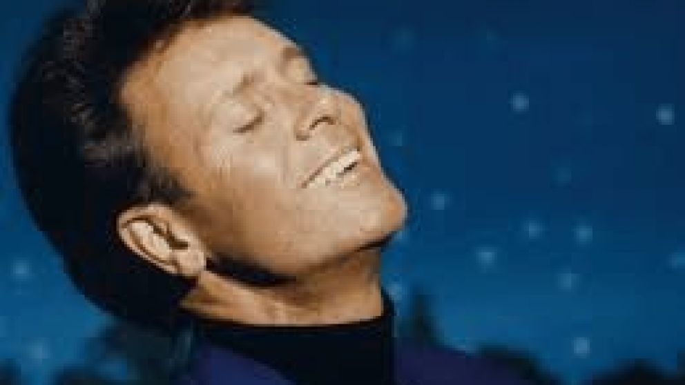 “Mistletoe and Wine” de Cliff Richard: la fórmula del éxito navideño según Music Choice