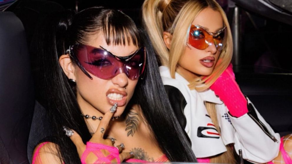 Maria Becerra y la argentinidad al palo: le cebó mate a Paris Hilton con un termo de industria nacional y estallaron las redes