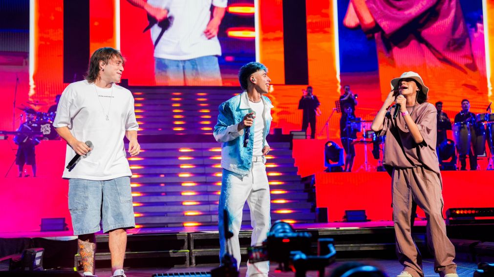 Luck Ra hizo historia junto a Valentino Merlo, Nicki Nicole y Elvis Crespo, el show que enloqueci� al Arena