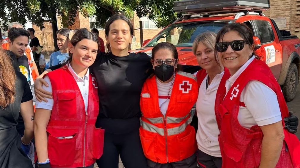 Video: Rosalía visitó la zona del desastre del DANA y le dio su apoyo a los vecinos