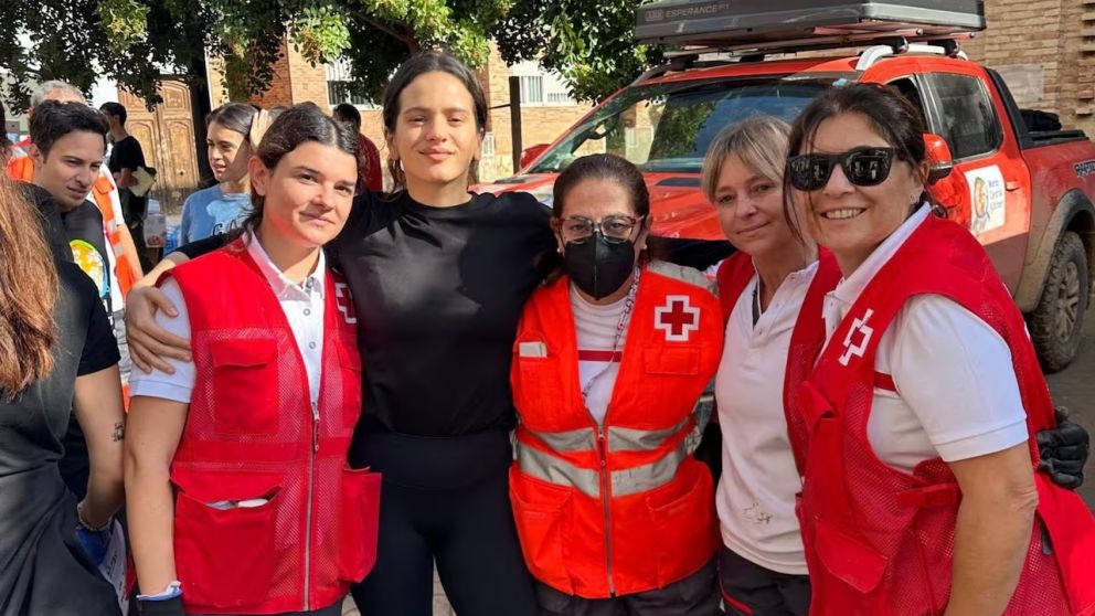 Video: Rosalía visitó la zona del desastre del DANA y le dio su apoyo a los vecinos