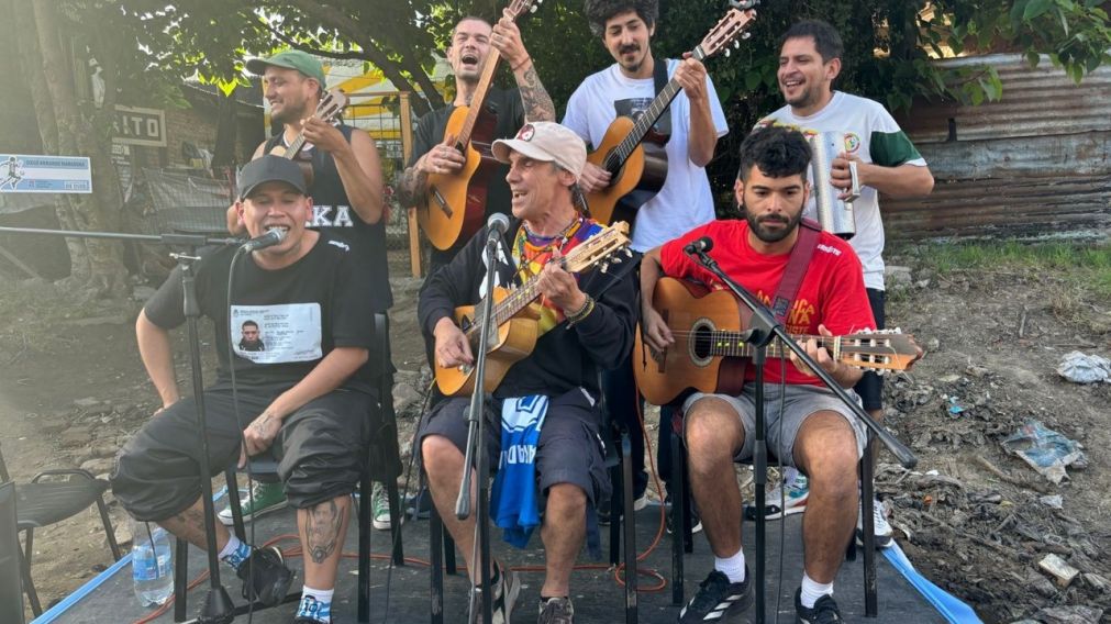 Manu Chao hizo un show en la casa de Diego Maradona en Fiorito