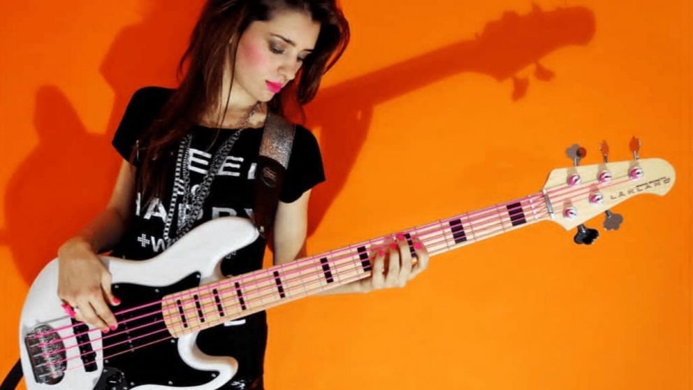 �Qui�n es Luli Bass? La bajista que reemplazar� a Micky Rodr�guez en Los Piojos