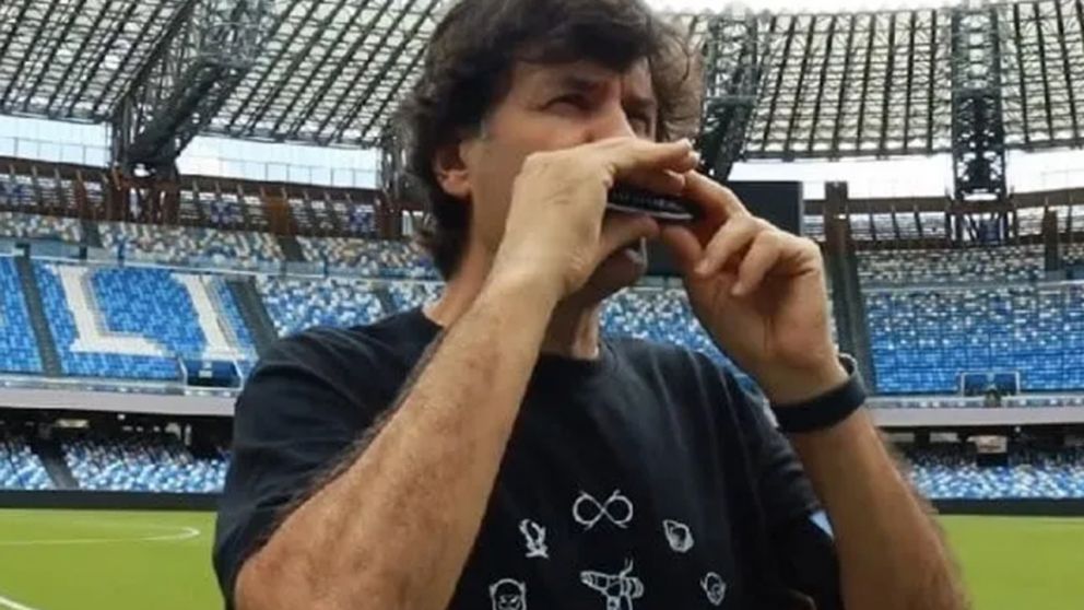 El emotivo homenaje de Andrés Ciro para Diego Maradona en el estadio del Napoli