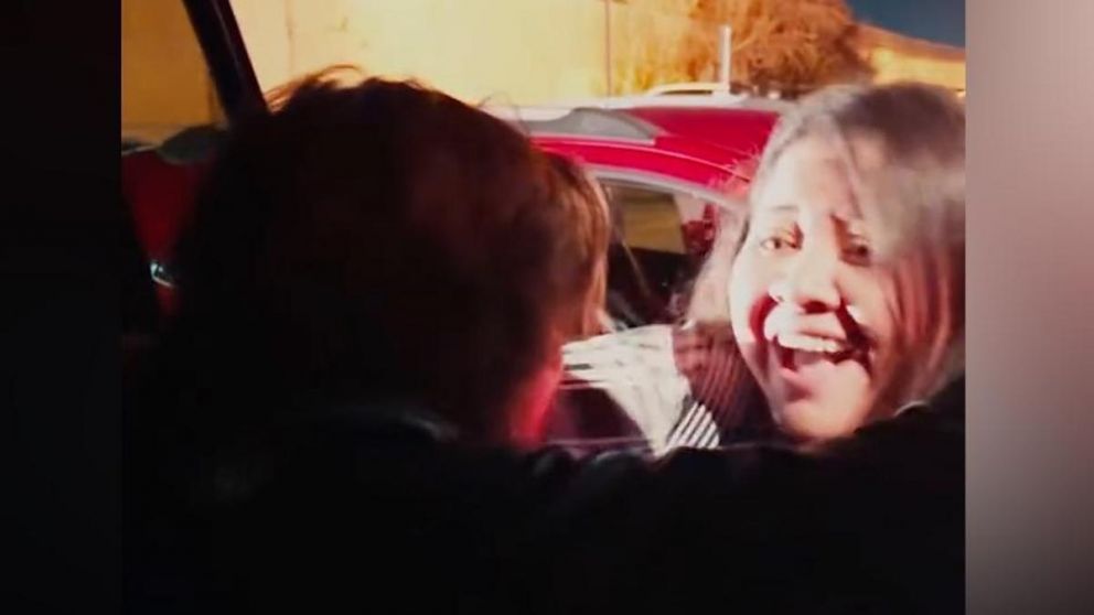 Video: Juanes sorprendió a una fanática y se puso a cantar con ella