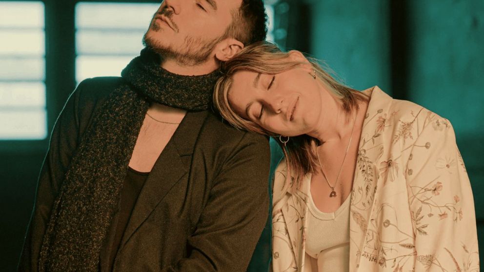 Juku Ares y Paz Carrara presentaron Costanera, una balada donde convergen el indie y el pop