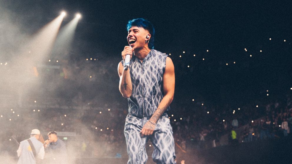 ¡Luck Ra no para! Cantó con la pierna enyesada y recorrió el escenario en un sillón