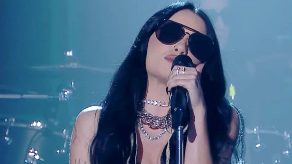 "�A pararse y hacer pogo!" Lali Esp�sito encendi� el escenario de Susana Gim�nez con su nuevo hit "Fan�tico"