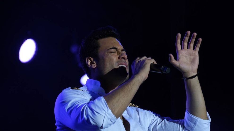 Carlos Rivera protagoniza un momento divertido en pleno show tras la inesperada propuesta de una fan
